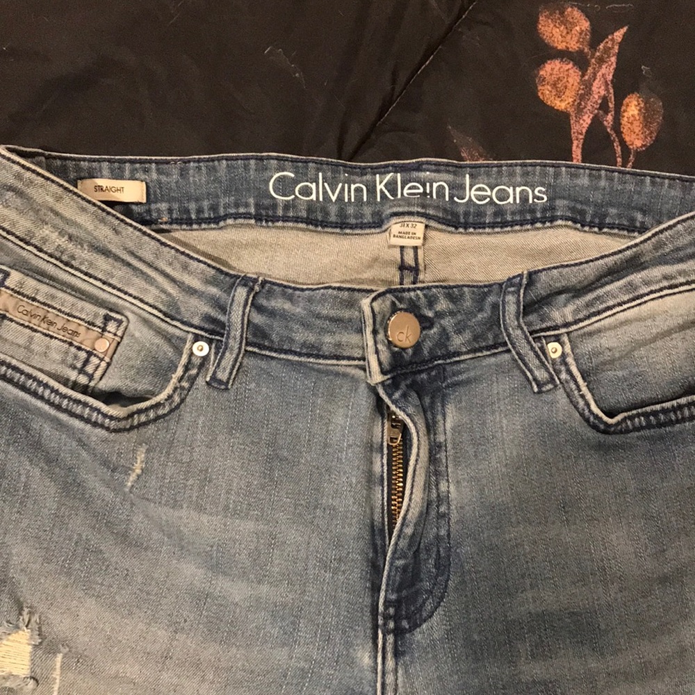 Womens Calvin Klein distressed jean size 31x32
